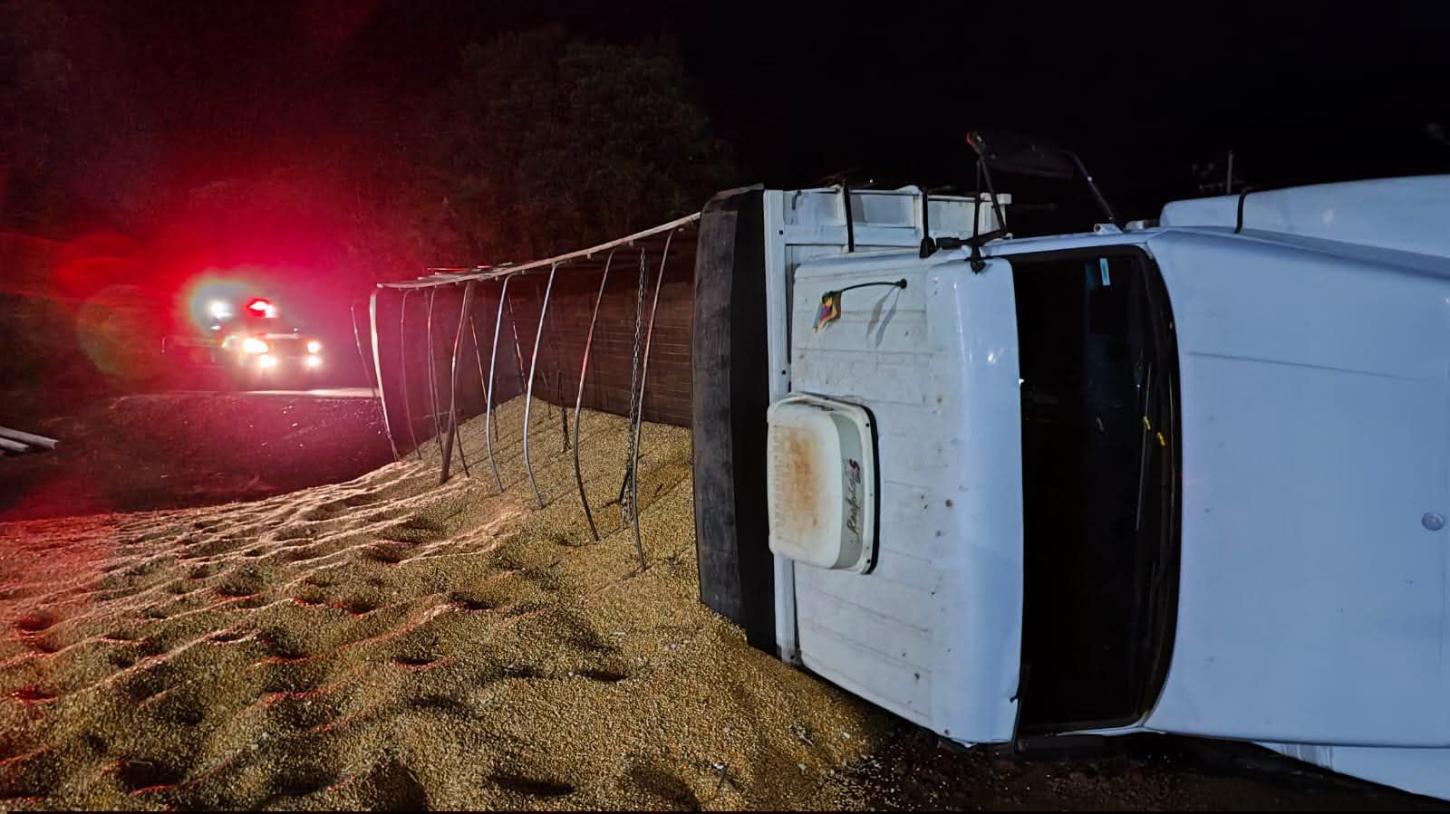 CAMINHÃO CARREGADO DE MILHO TOMBA ÀS MARGENS DA BR 373 EM CHOPINZINHO