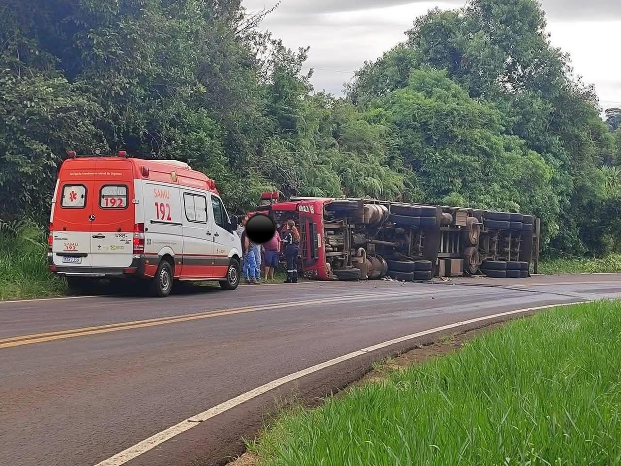 Carreta carregada com carnes tombou na PR-473