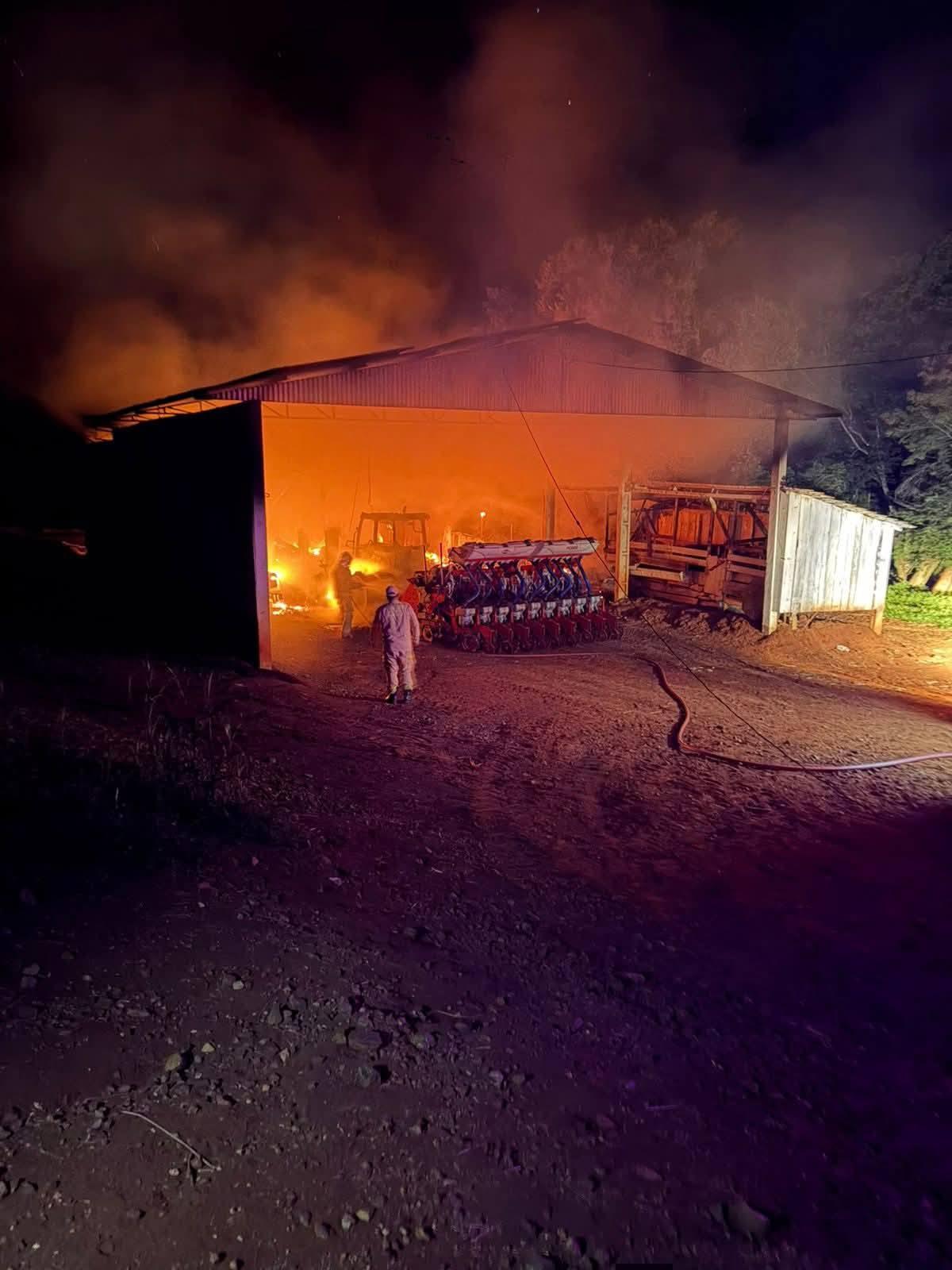 Grande prejuízo após incêndio em galpão, na área rural de Verê
