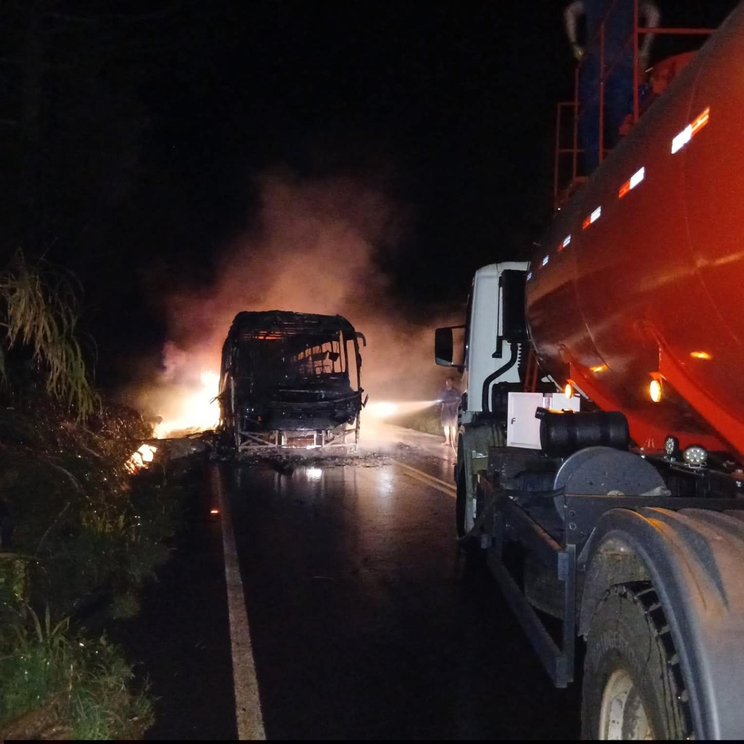 Incêndio destrói ônibus de trabalhadores da Coasul em São João