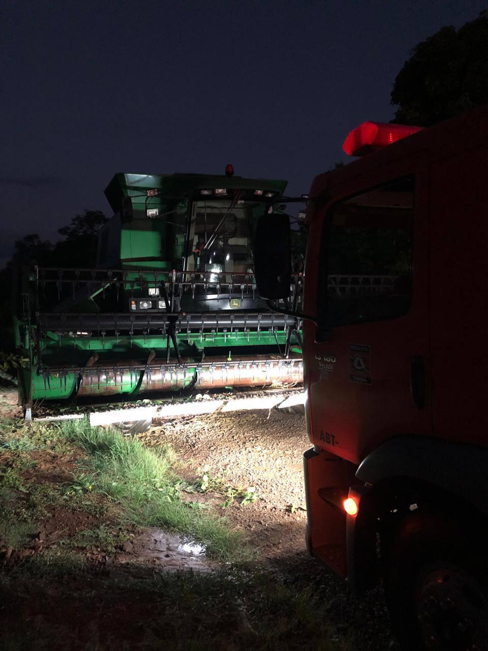 Princípio de incêndio atinge colheitadeira em Linha Tiradentes, mas rápida ação evita maiores danos
