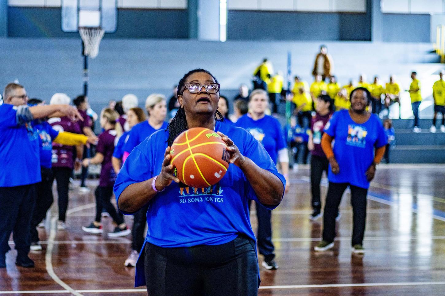 Auxílio de R$ 810,50 para quem cuida de idosos no Paraná