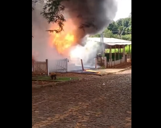 Incêndio destrói residência no distrito de Doutor Antônio Paranhos