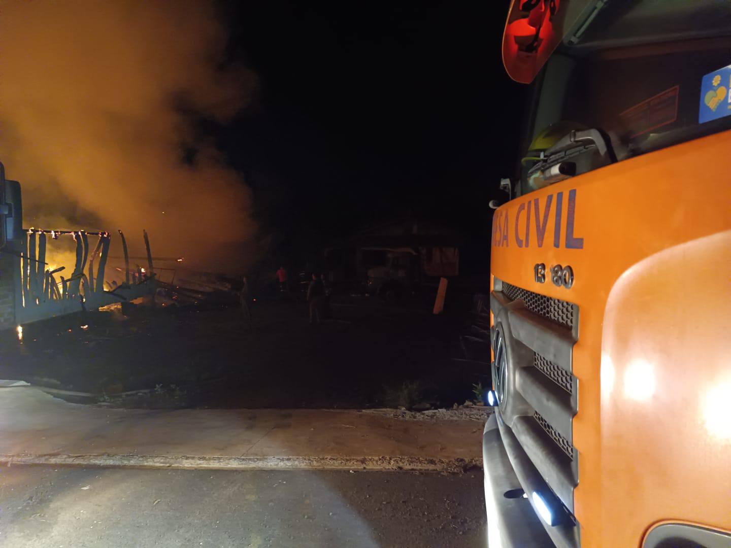 Incêndio destrói residência no interior de São João e mobiliza forças de emergência