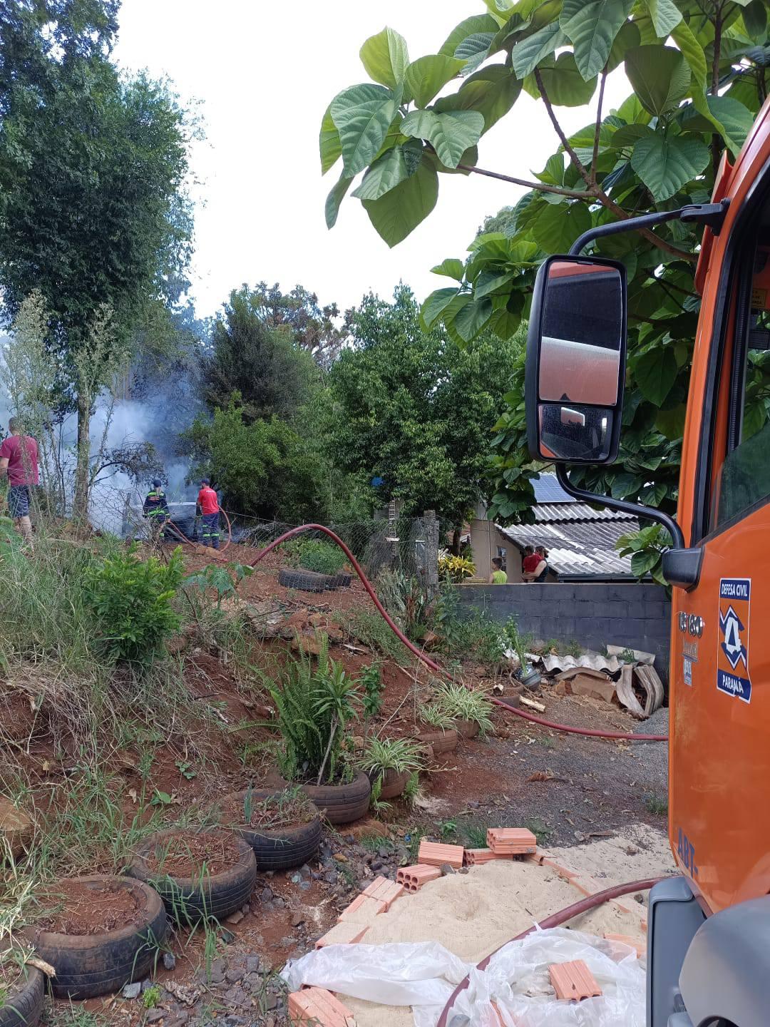 Incêndio em depósito de lenha mobiliza Corpo de Bombeiros no interior de São Jorge D’Oeste