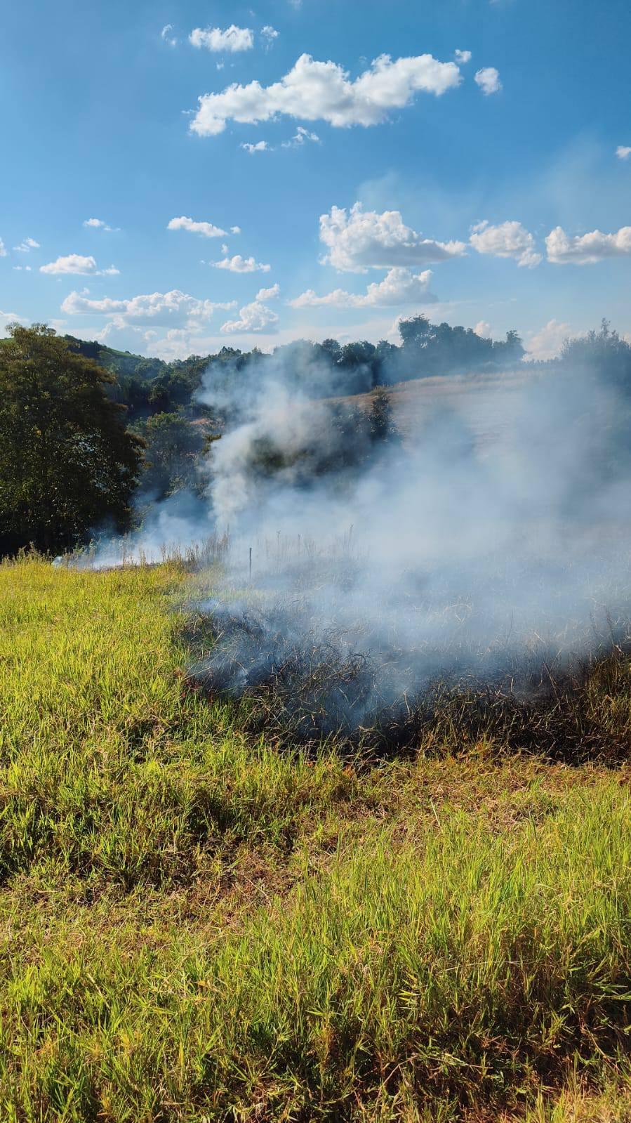 Incêndio em vegetação mobiliza Bombeiro Comunitário na Linha Guaraipo