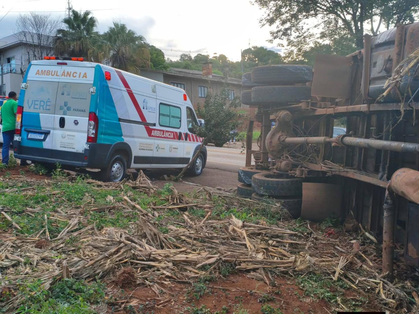 Motorista evita tragédia após tombamento de caminhão no centro de Verê