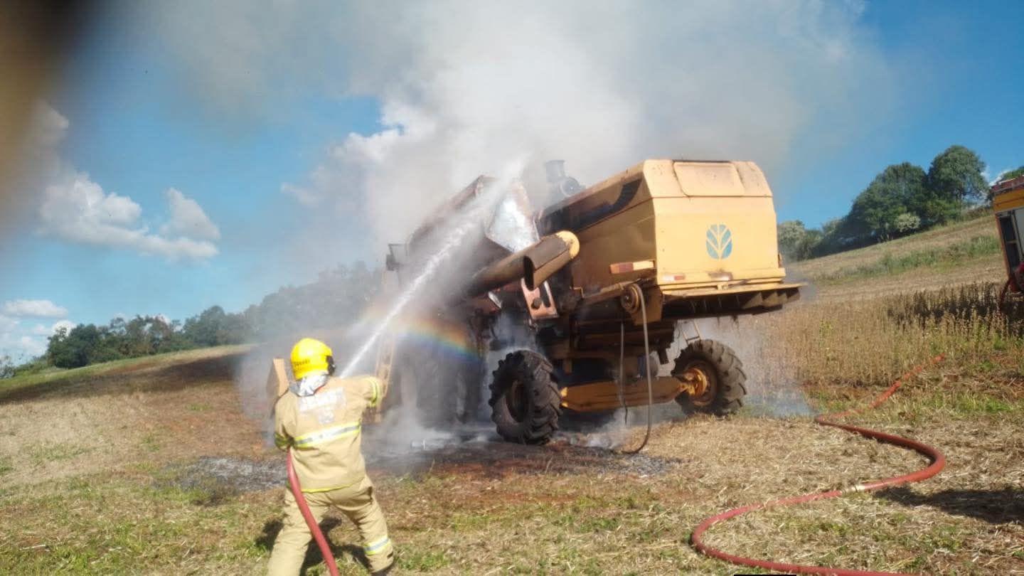 Colheitadeira pega fogo durante trabalho no interior de Barracão