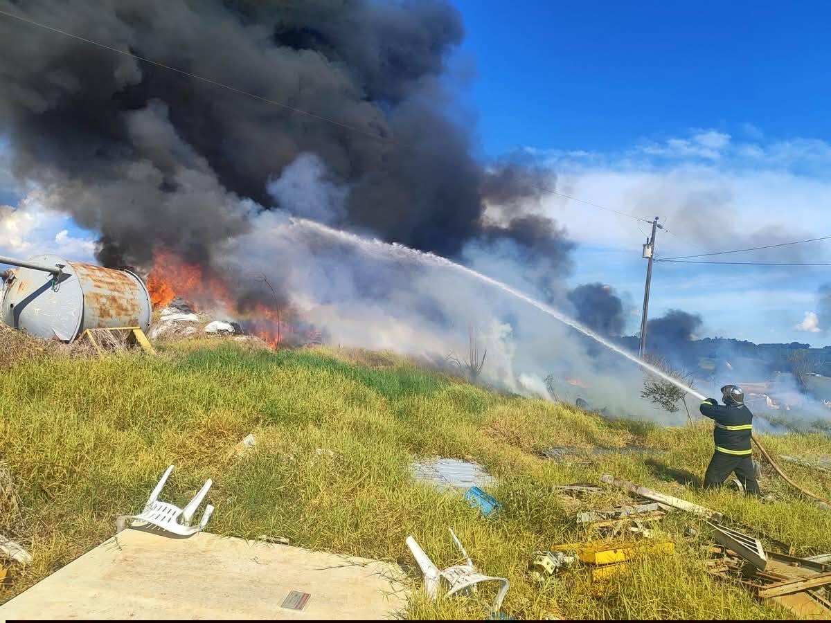 INCÊNDIO ATINGE INDÚSTRIA DE RECICLÁVEIS NO INTERIOR DE ITAPEJARA