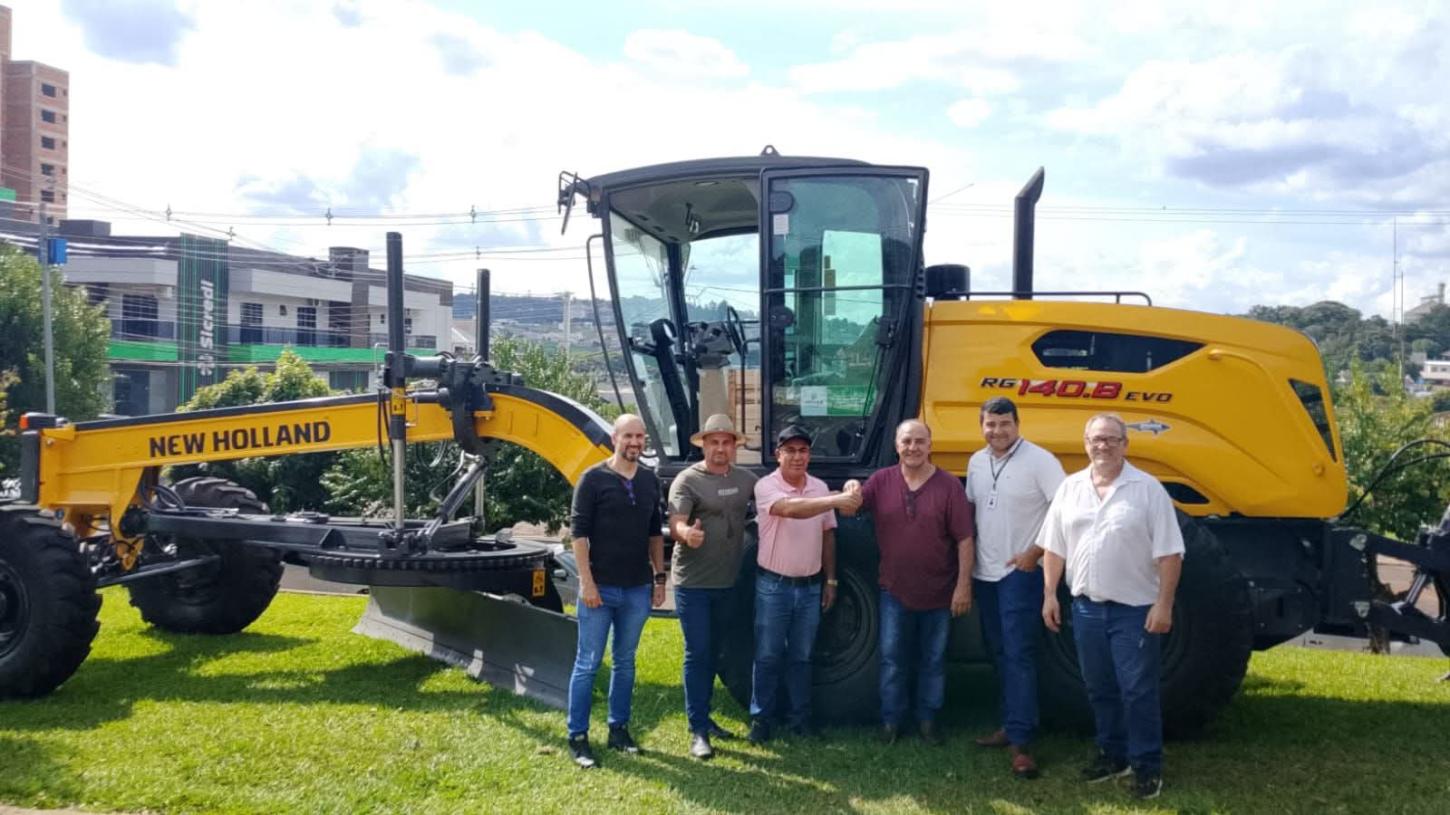 São Jorge D’Oeste recebe patrola por meio de programa estadual e reforça estrutura para manutenção de estradas