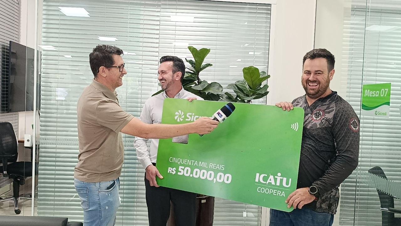 Sicredi Iguaçu realiza entrega simbólica de R$ 50 mil a associado em São Jorge D’Oeste