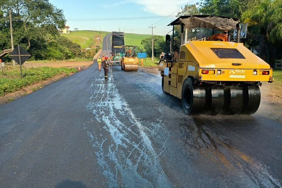 Conservação: DER/PR reforça pavimento da rodovia PR-566 em Itapejara d’Oeste