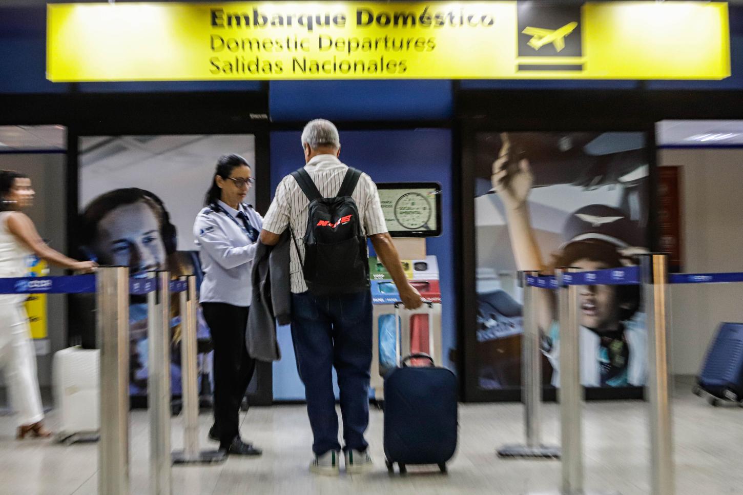 Estado e Anvisa levam vacinação a aeroportos do Paraná com foco na Copa