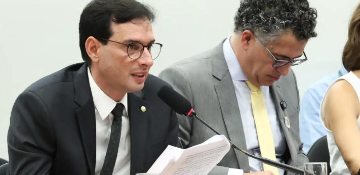 Fim da escala 6x1: relator propõe que um dia de folga seja no domingo