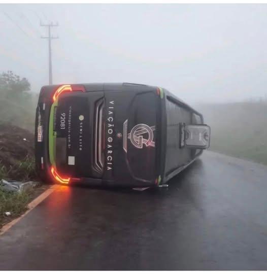 Neblina intensa pode ter provocado tombamento de ônibus da Viação Garcia na PR-444 em Mandaguari
