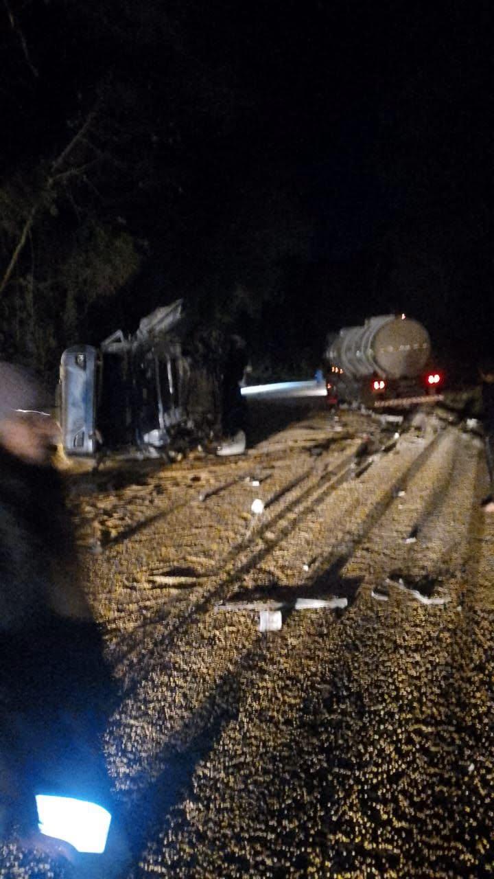 Carreta tomba e bloqueia os dois sentidos da BR-158 entre Coronel Vivida e Pato Branco