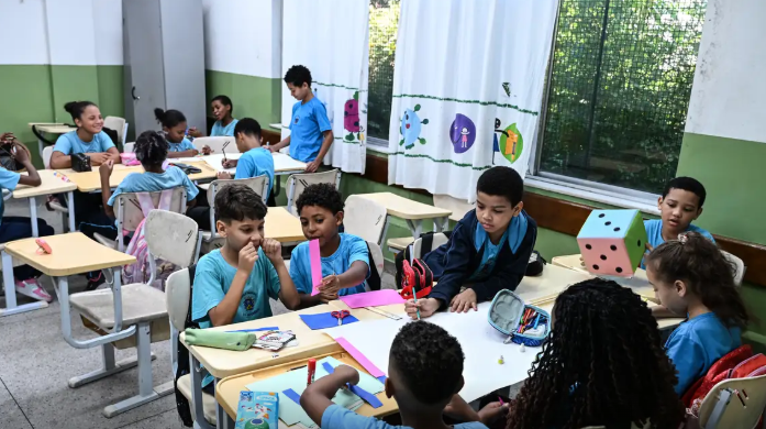 Governo fixa em R$ 5,1 mil novo piso nacional do magistério