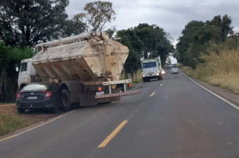 Acidente entre carro e caminhão é registrado na PR-281, entre São Jorge D'Oeste e São João