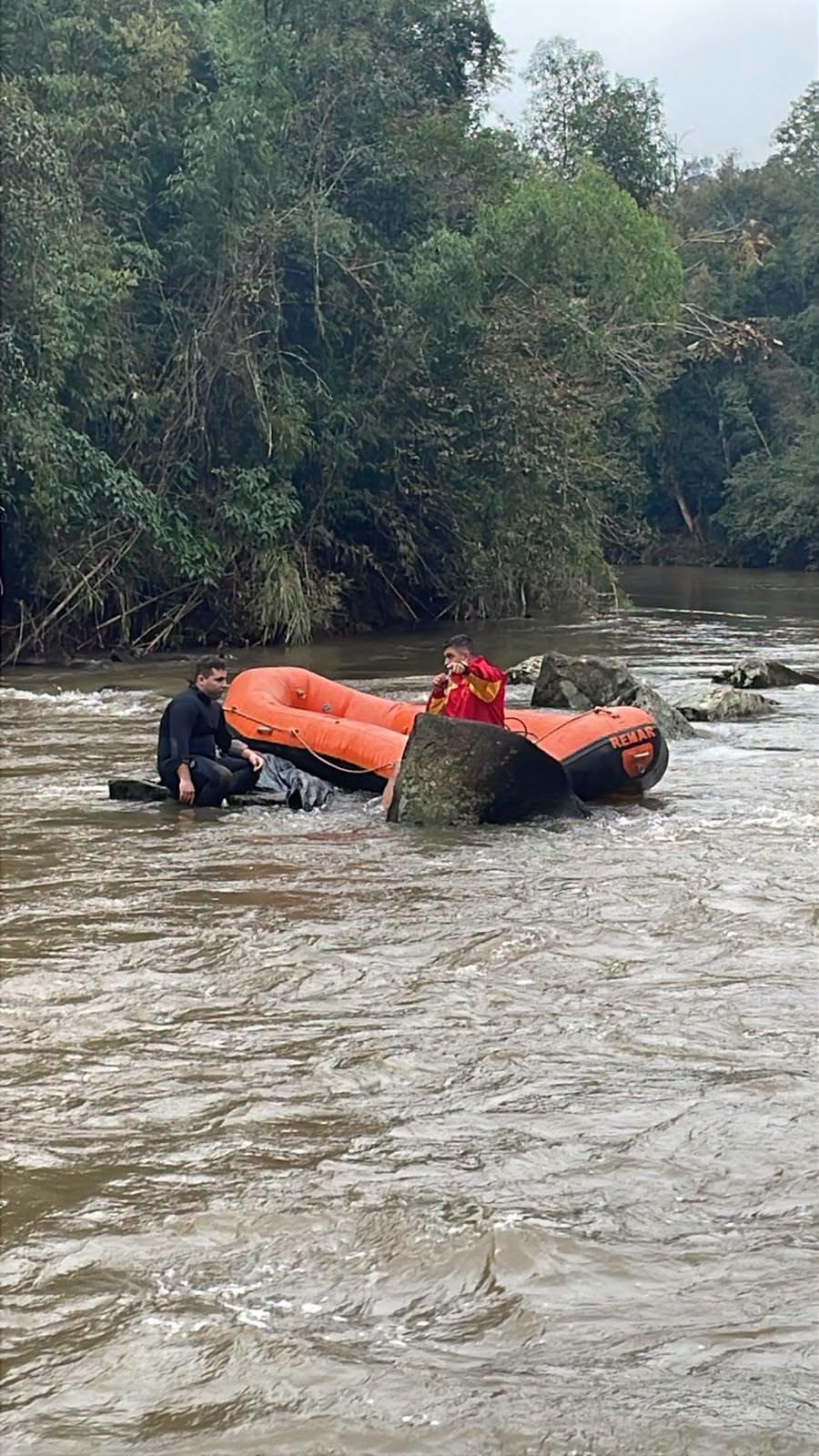 CRIANÇA DE 6 ANOS É LOCALIZADA SEM VIDA APÓS CARRO CAIR DE PONTE EM RIO BONITO DO IGUAÇU