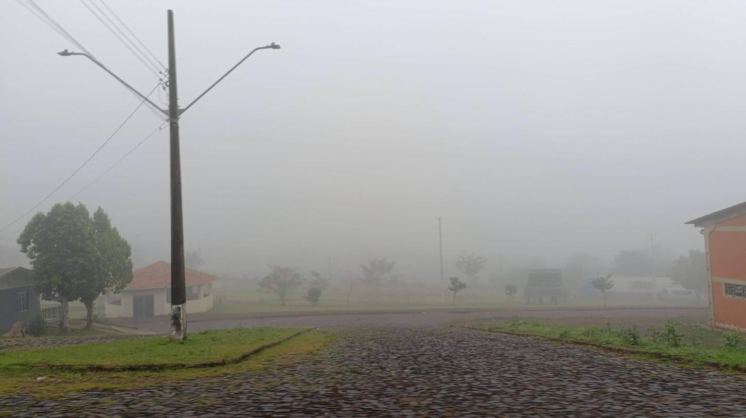 Nevoeiro ainda persiste em São Jorge D'Oeste nesta segunda-feira (6)