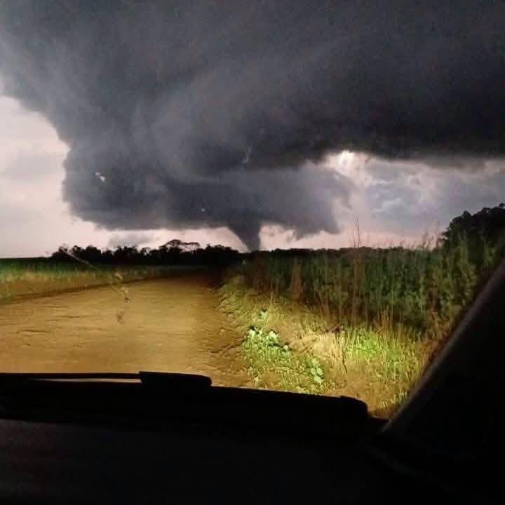 Possível tornado deixa rastro de destruição na zona rural de Giruá, no Rio Grande do Sul