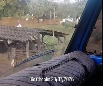Rio Chopim sai da caixa após chuva em São Jorge D'Oeste