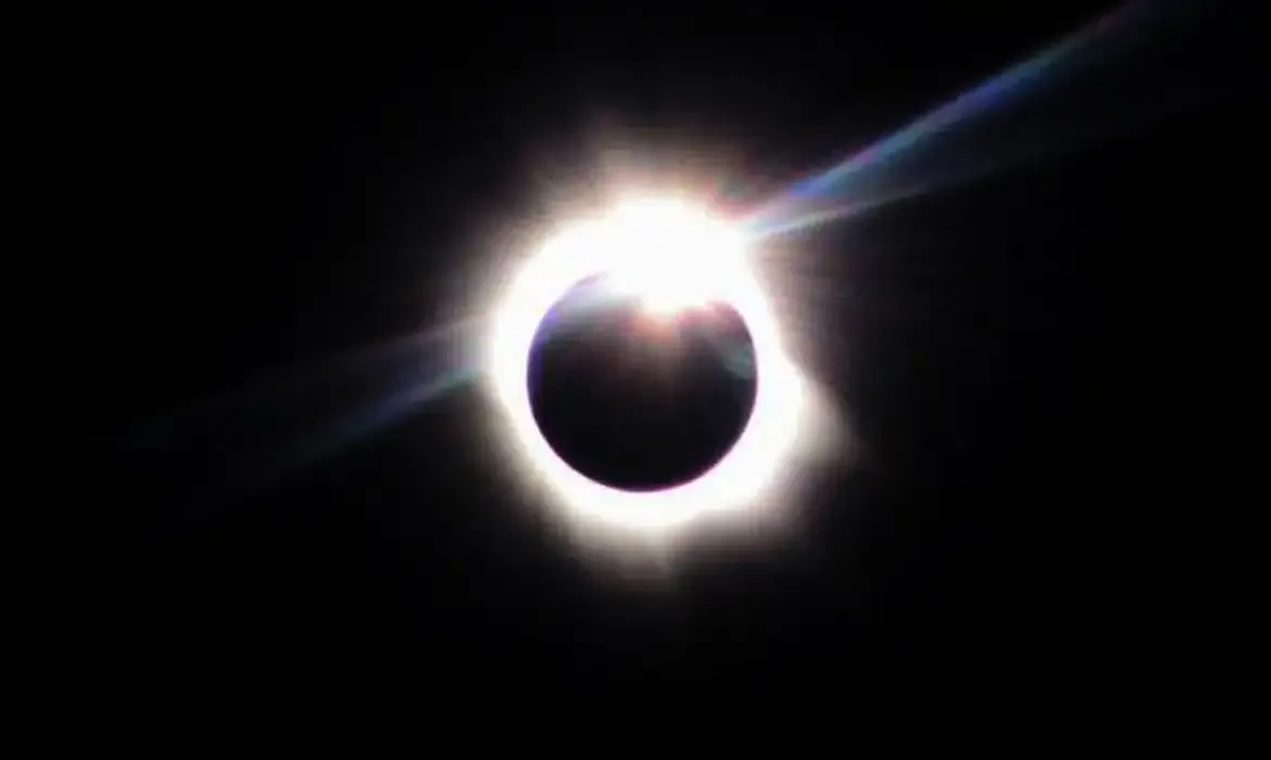 Eclipse solar total acontece nesta quarta-feira e poderá ser acompanhado pela internet no Brasil
