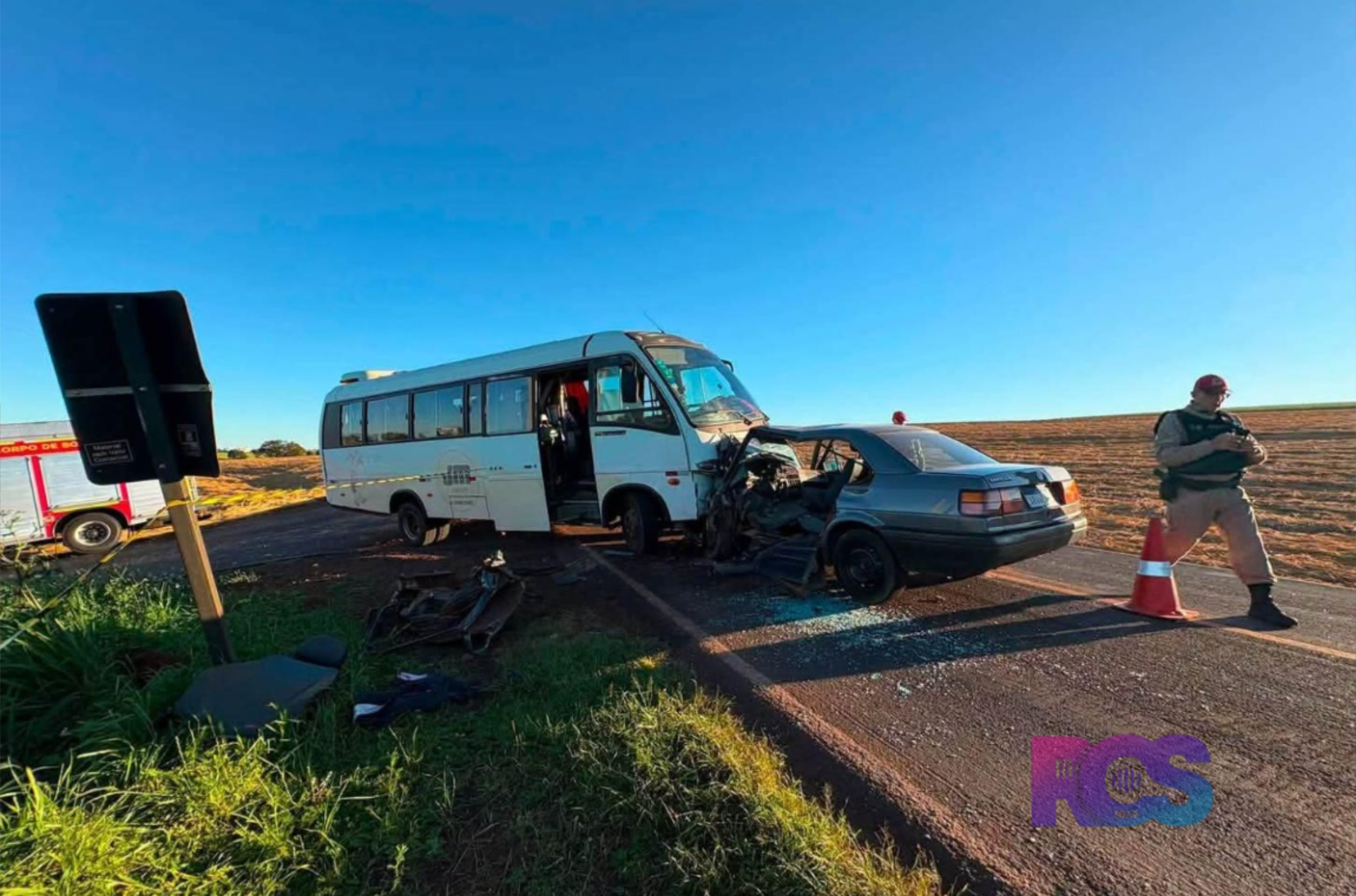 MOTORISTA DE CARRO FICA GRAVEMENTE FERIDO AO BATER CONTRA MICROÔNIBUS 