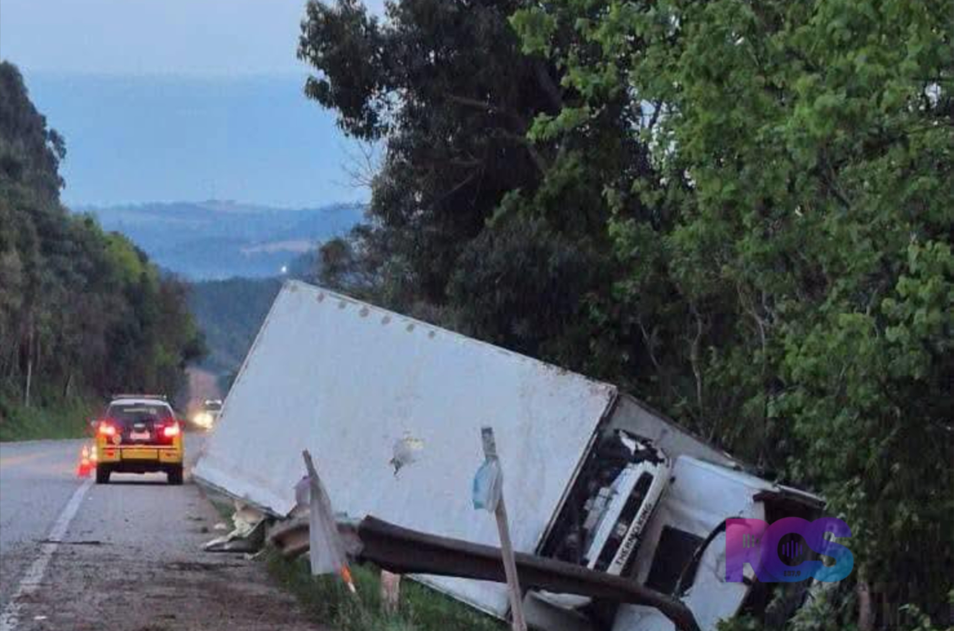 Motorista morre após caminhão carregado com carne tombar na PR-280