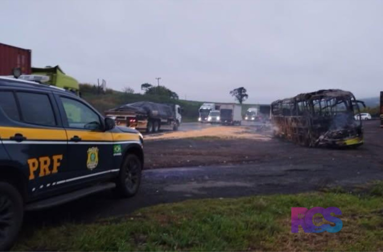 ÔNIBUS COM 14 OCUPANTES SE ENVOLVE EM ACIDENTE NA BR-376, EM ORTIGUEIRA