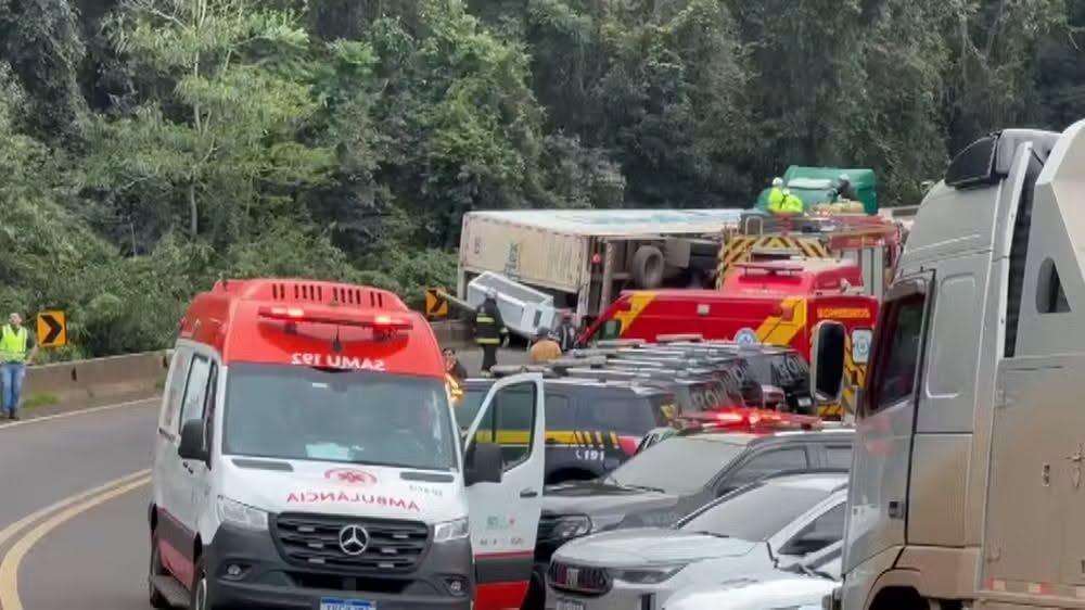 PM fica ferido durante confronto após saque de carga de caminhão tombado em Nova Laranjeiras