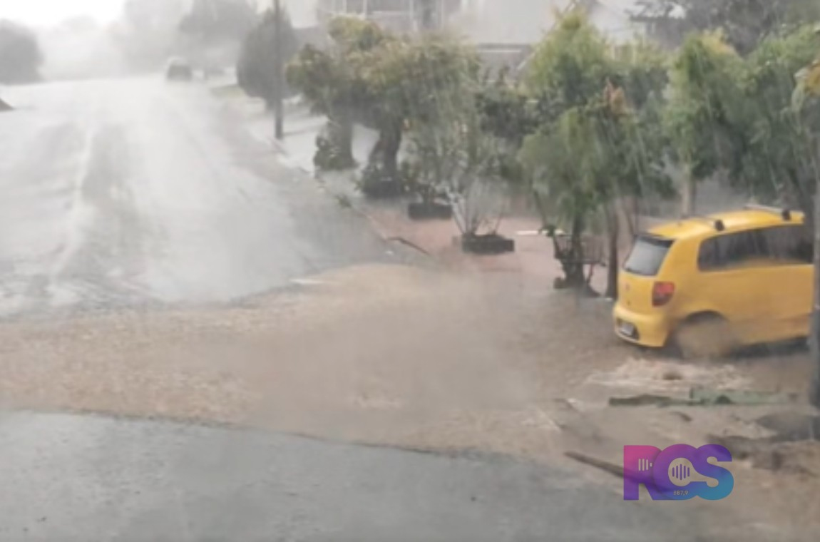 Chuva intensa provoca acúmulo de água na Avenida Prefeito Adelarte Debortoli e Rua Campos Novos