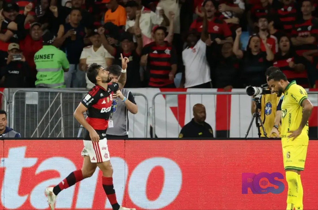 Flamengo vence e fica a um ponto do Palmeiras, líder do Brasileirão