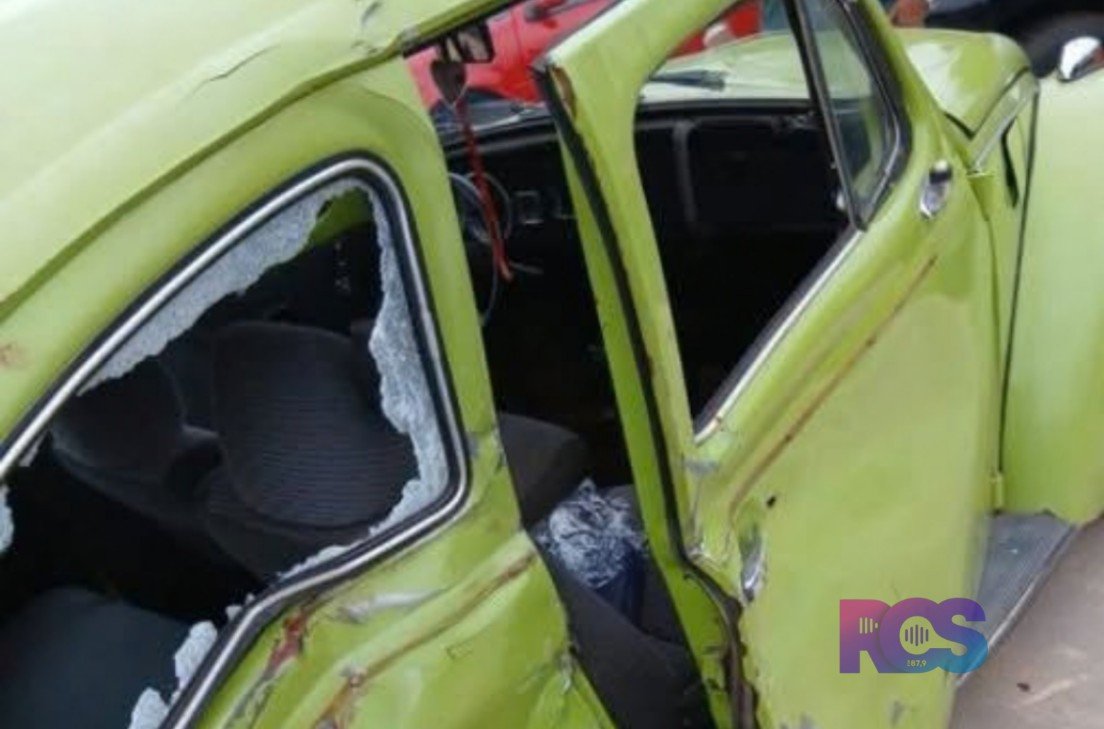 Fusca bate em carro estacionado após tentar desviar de criança em Pérola D’Oeste