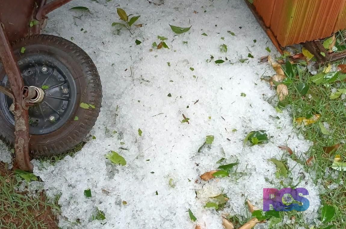 GRANIZO E VENTOS FORTES PROVOCAM ESTRAGOS EM MANFRINÓPOLIS