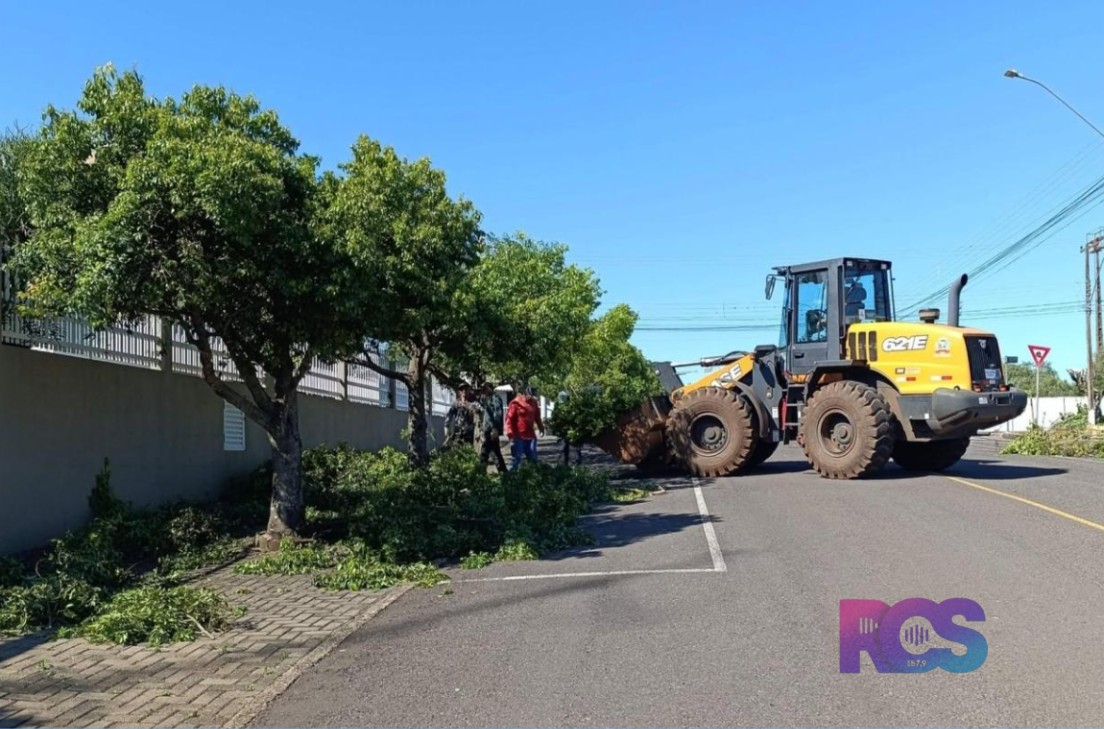 Prefeitura de São Jorge D’Oeste realiza poda de árvores