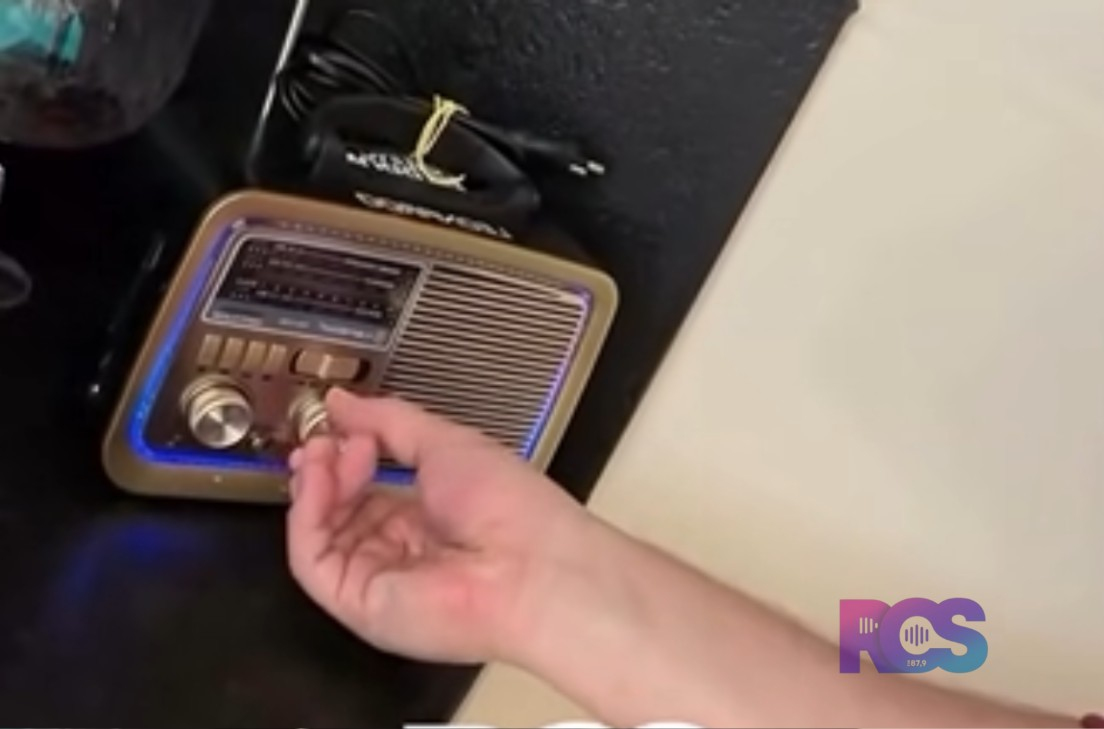 RÁDIO LIGA SOZINHO E TOCA MÚSICA DE RICK & RENNER NA CASA DE BRUNO