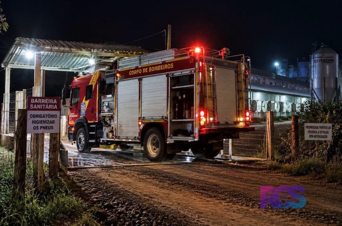 Um incêndio atingiu um aviário na região do Santana, interior de Verê, na noite deste domingo (20)