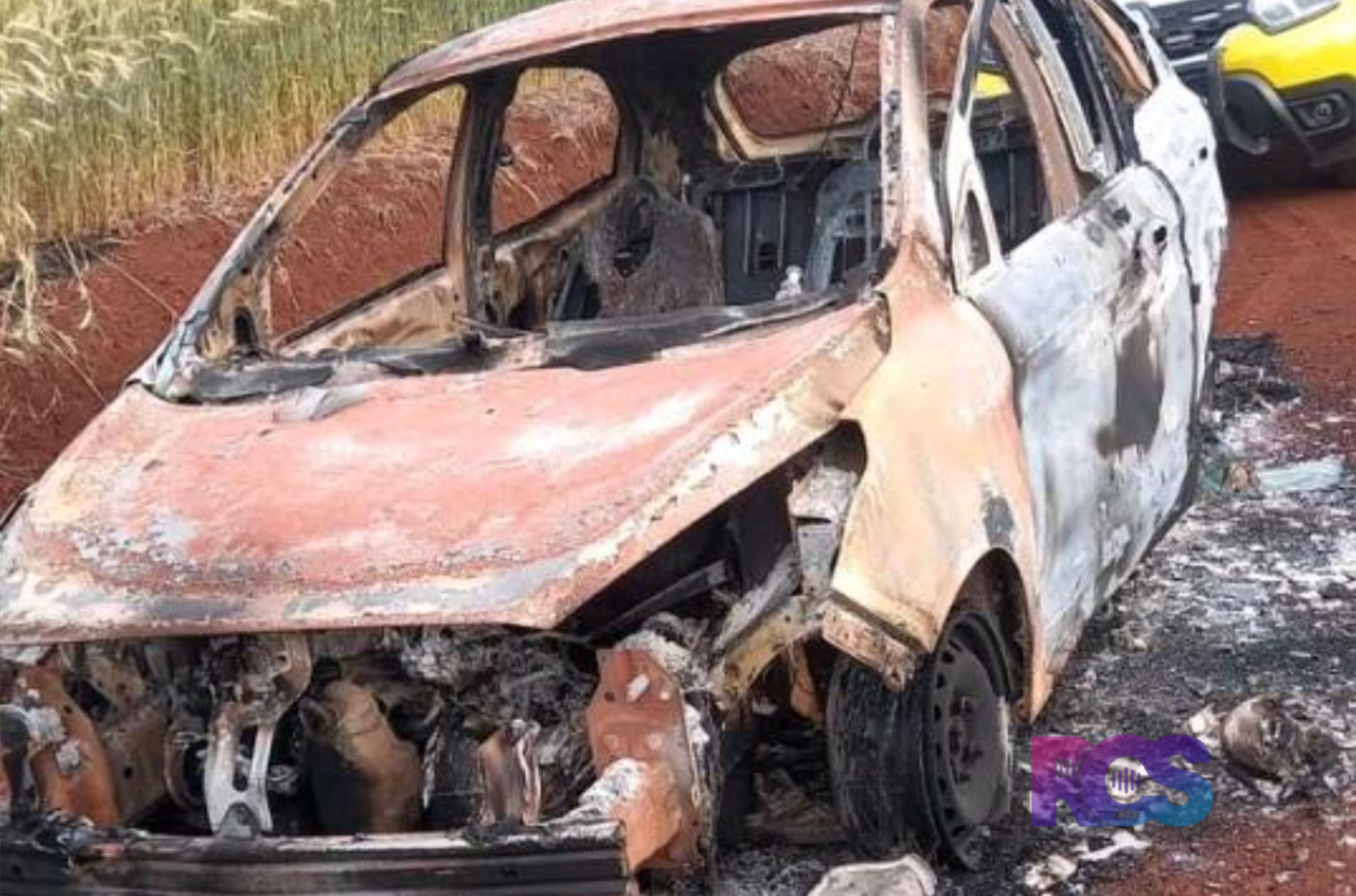 Veículo com alerta de furto é encontrado totalmente carbonizado na área rural de São João
