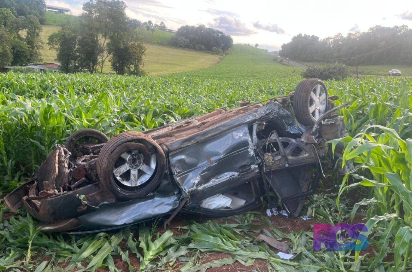 Acidente entre caminhonete e Audi A3 termina em capotamento na PR-281, em Dois Vizinhos