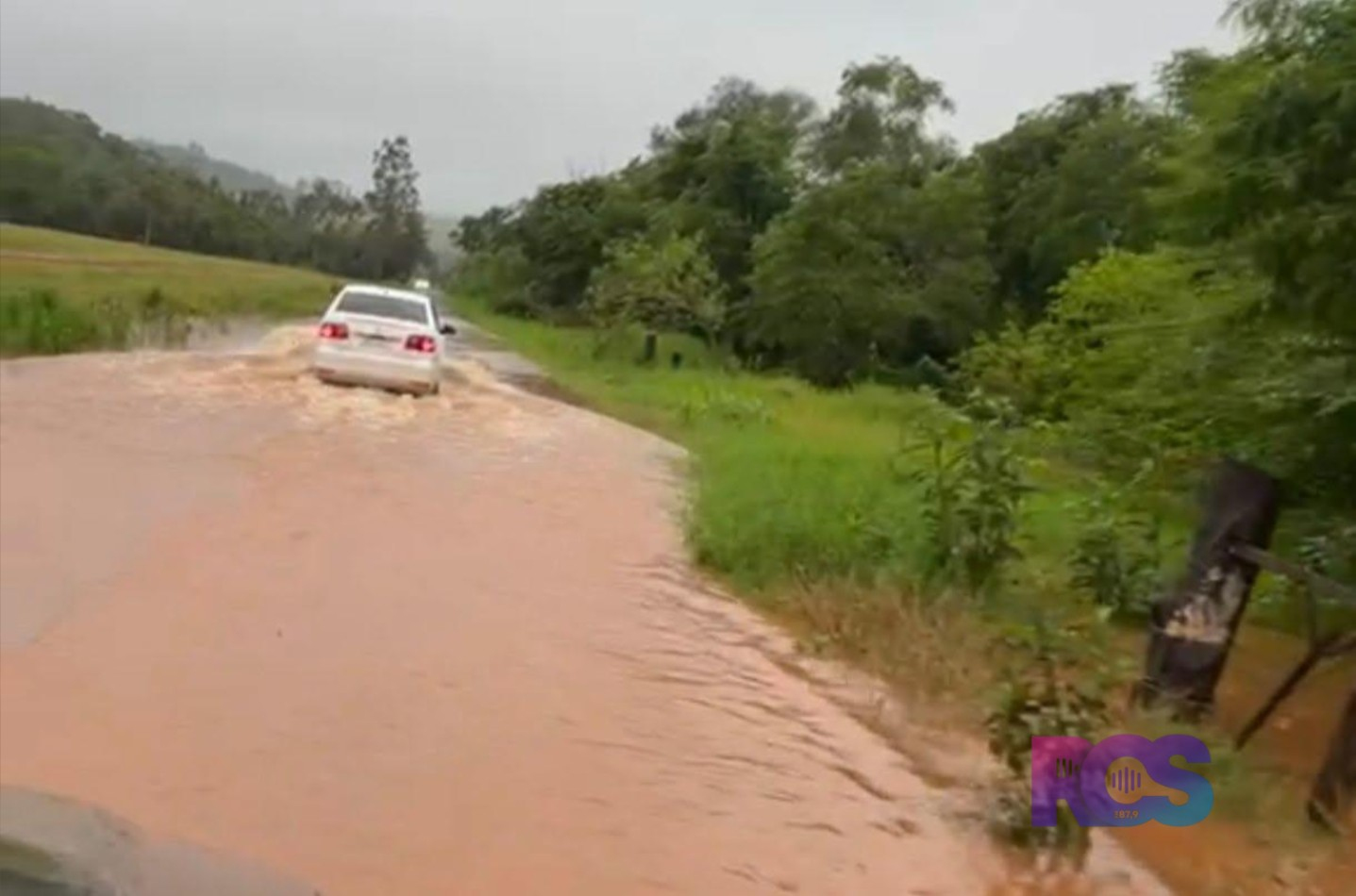 ALERTA: RIO CHOPIM TRANSBORDA E ÁGUA INVADE ASFALTO NA COMUNIDADE DO LIMEIRA