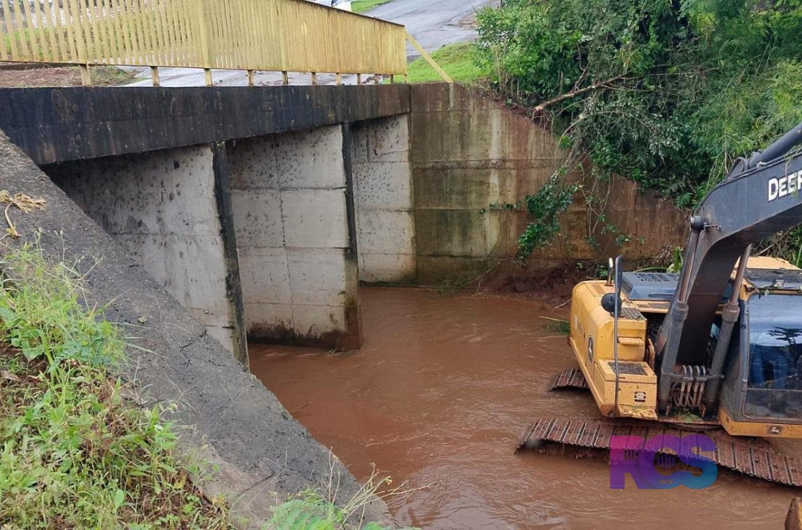 Após vendaval, São Jorge D’Oeste intensifica trabalhos de limpeza e desobstrução de rios para prevenir alagamentos