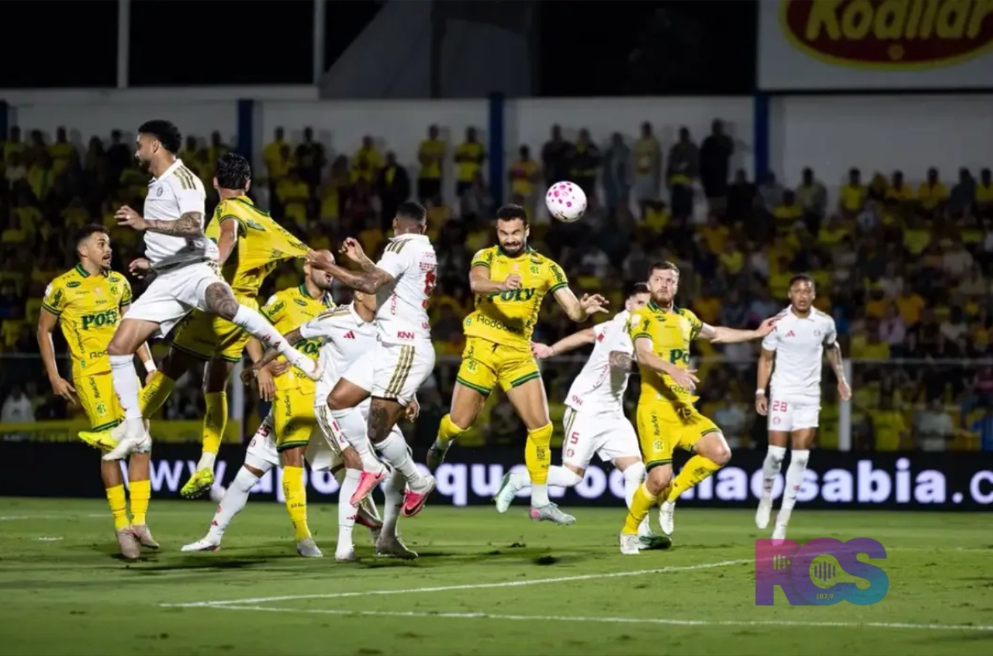 Com um a mais, Mirassol vence e complica Internacional no Brasileirão