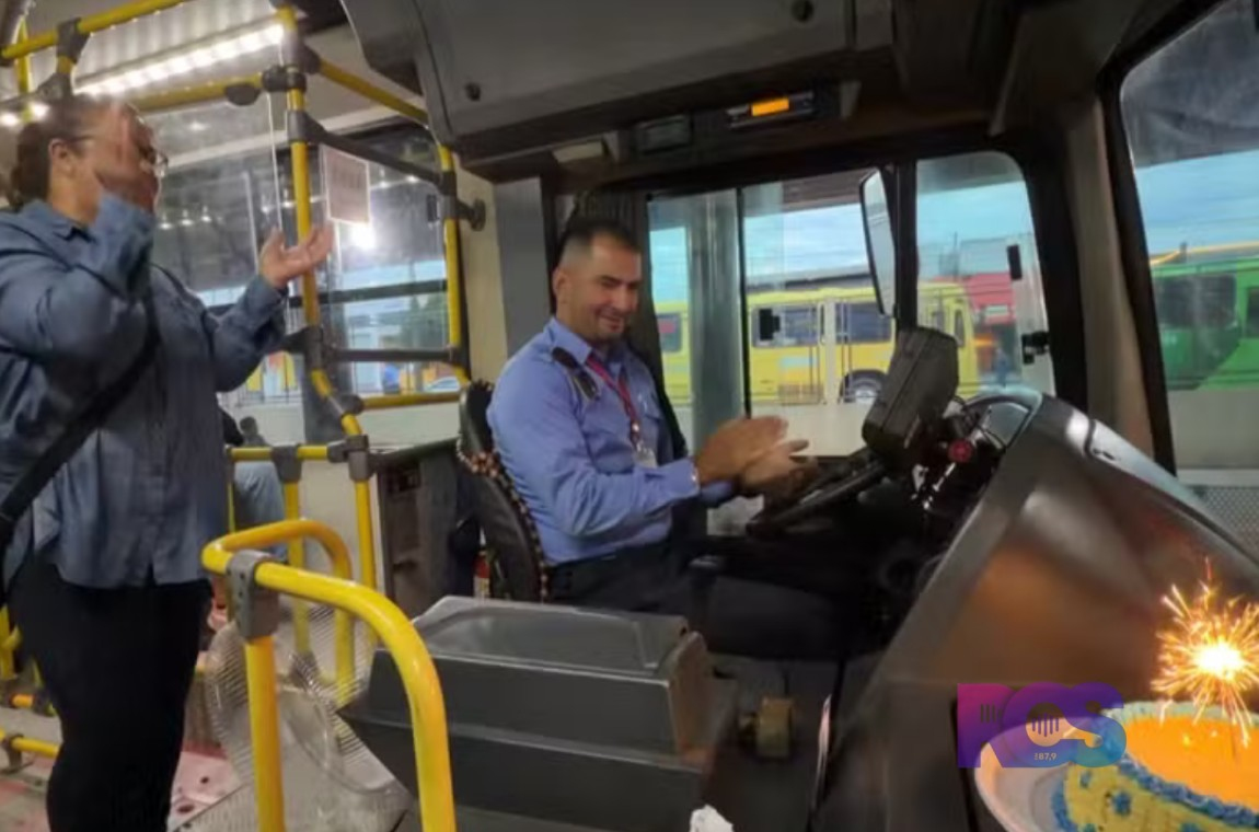 Em Londrina, passageiros organizam festa surpresa para motorista de ônibus e celebram amizade