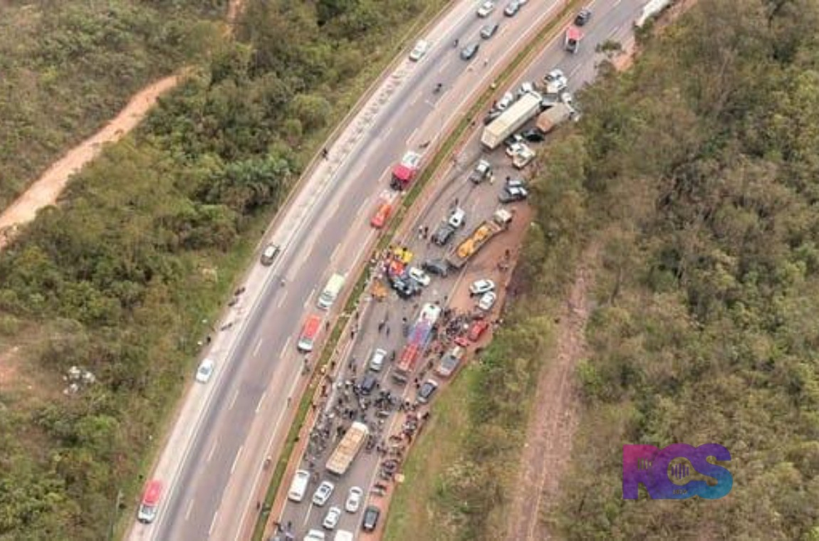Engavetamento com 20 veículos interdita BR-040 em Nova Lima