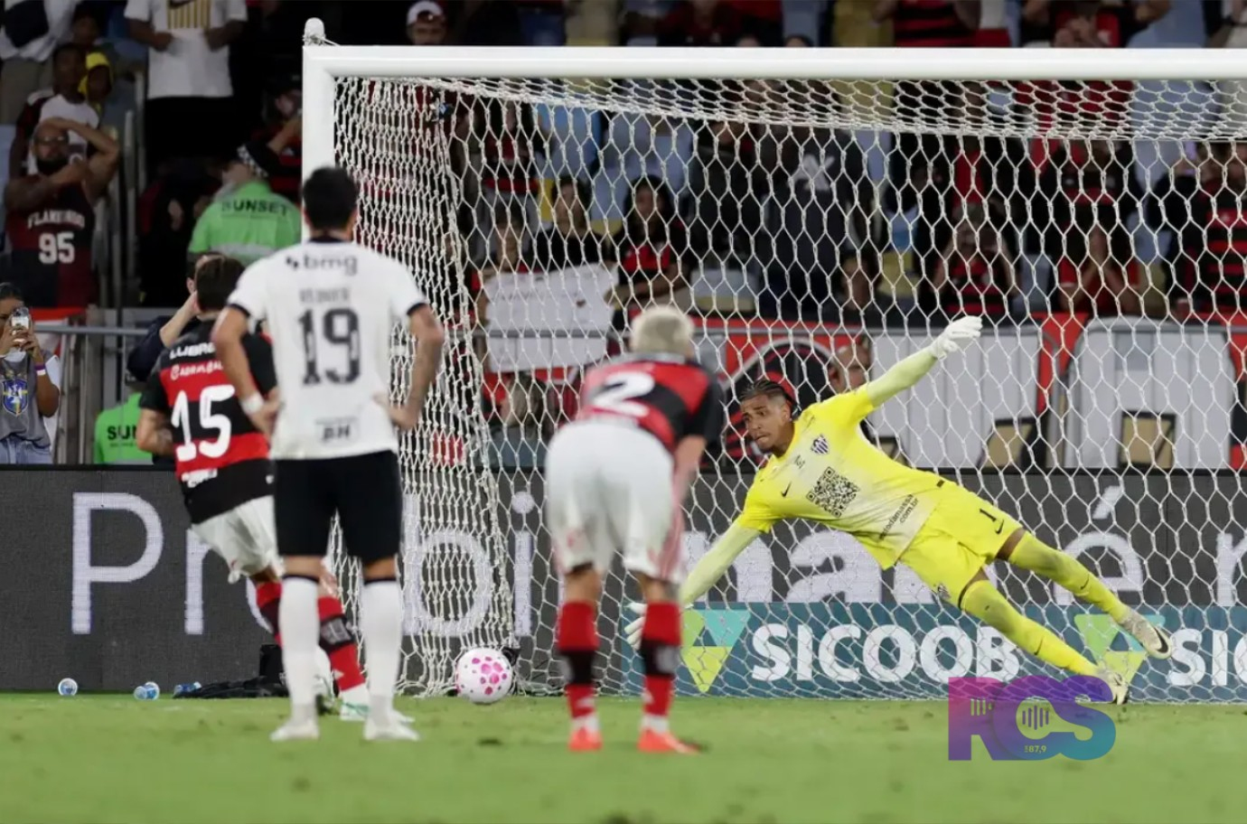 Gol nos acréscimos assegura Flamengo na liderança do Brasileirão