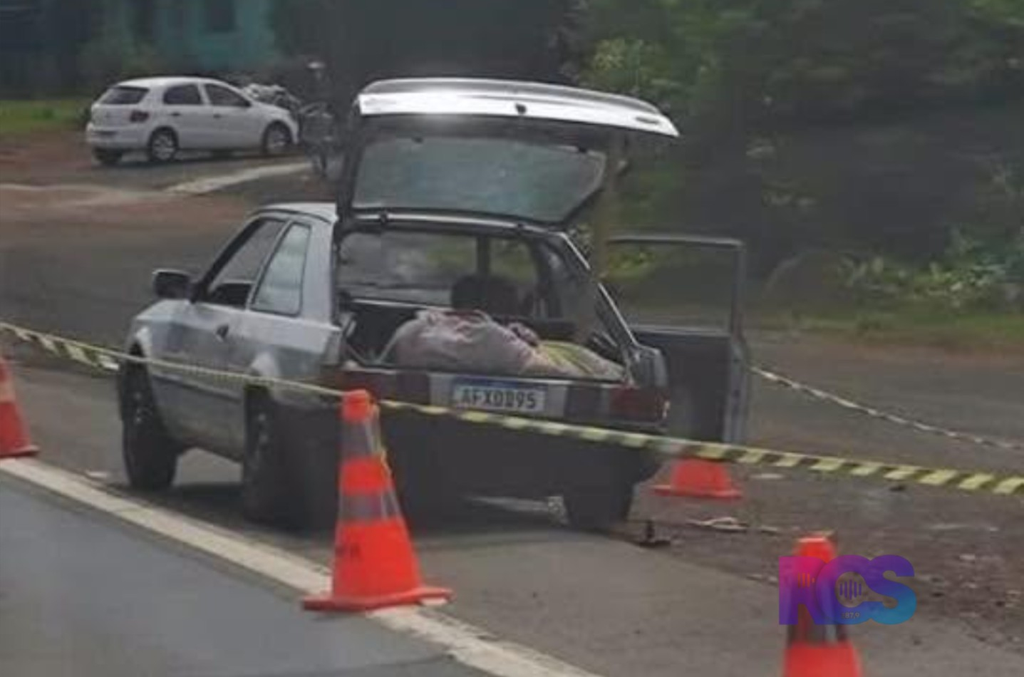 Homem é encontrado morto dentro de porta-malas às margens da BR-280 em Marmeleiro; casal é preso