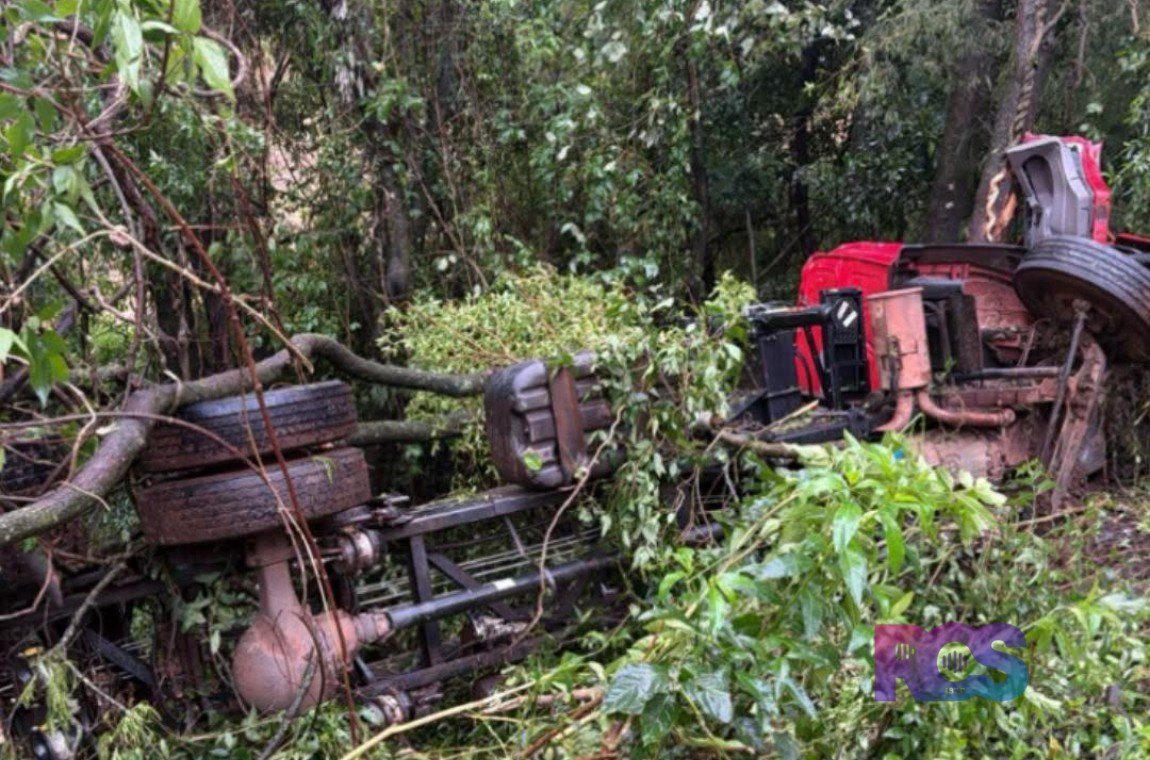 Motorista fica gravemente ferido após caminhão munck sair da pista na PR-182, em Ampére