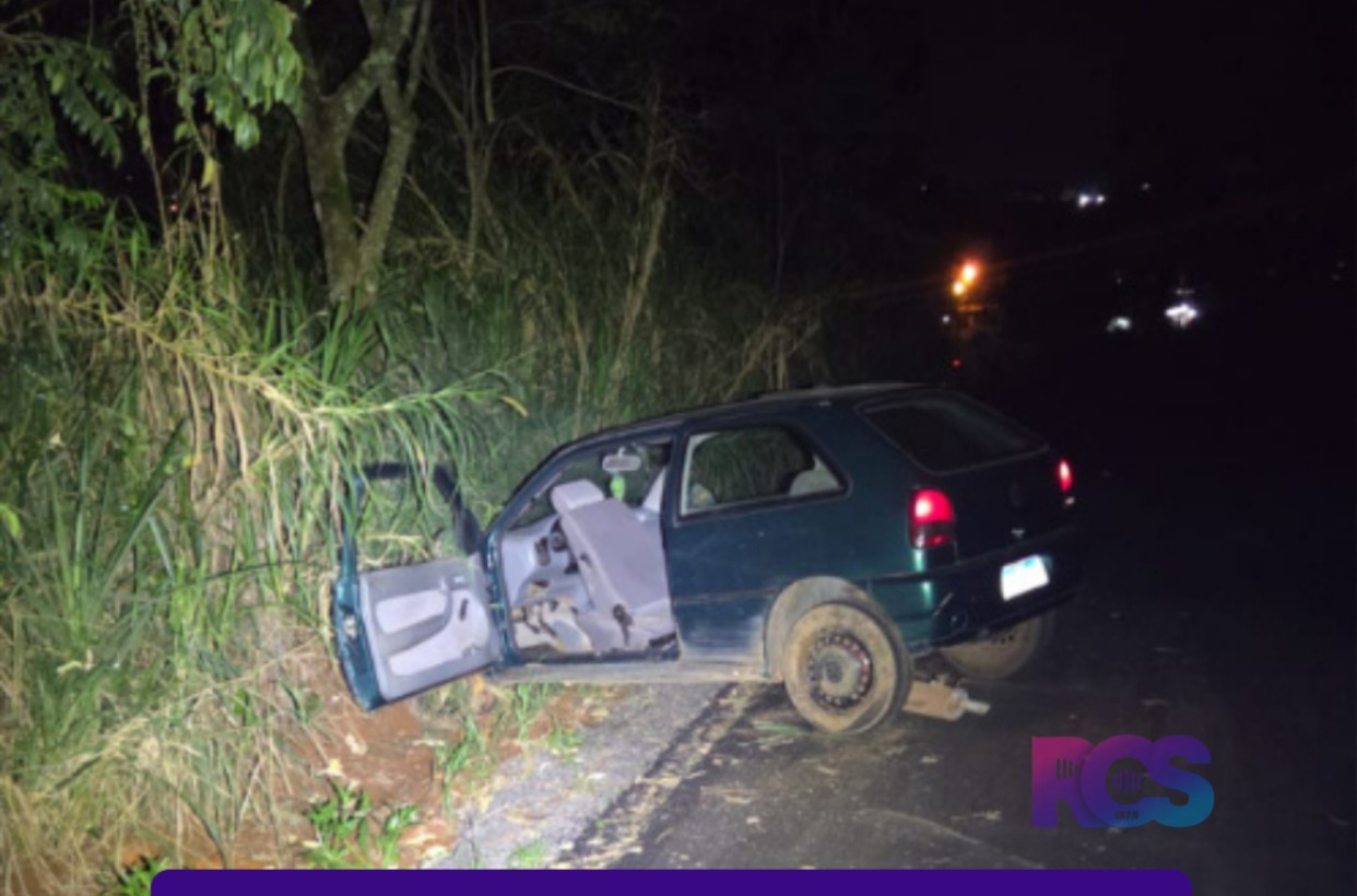 Motorista foge de abordagem policial, bate carro contra barranco e desaparece em mata em Francisco Beltrão