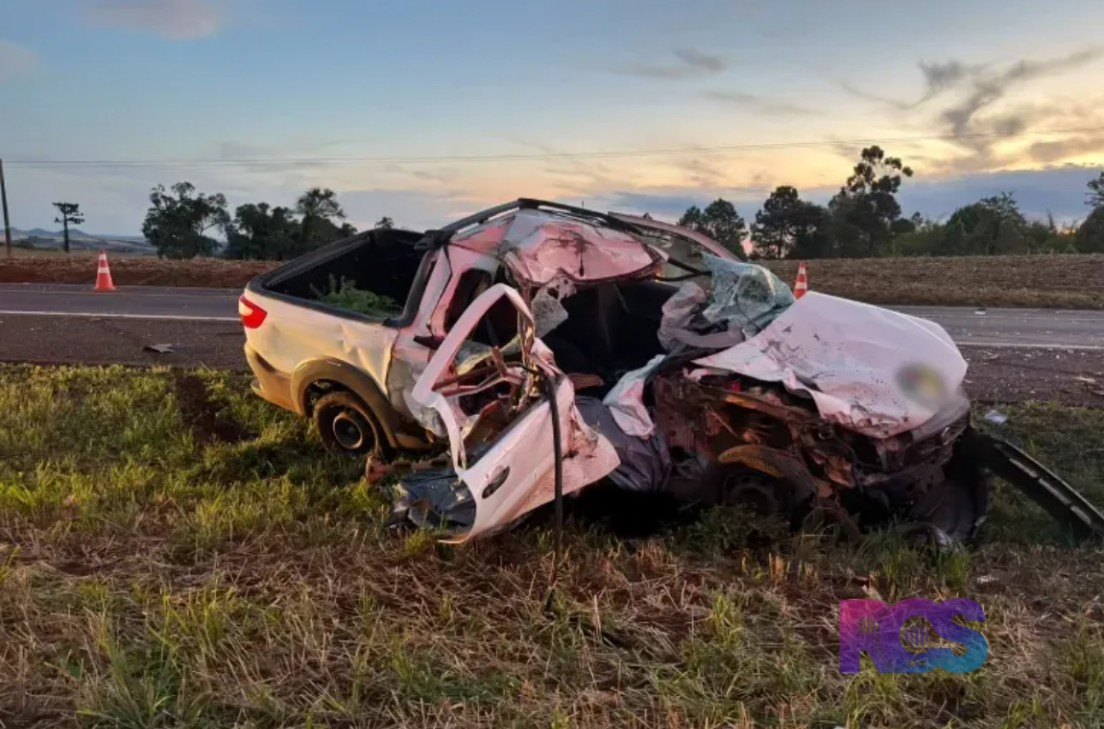 Mulher de 62 anos morre após colisão entre caminhão e Fiat Strada na PR-182, em Ampére